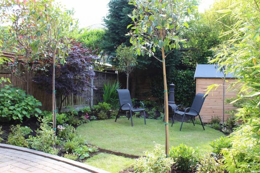 A contemporary curvy garden design n Manchester by Garden Ninja