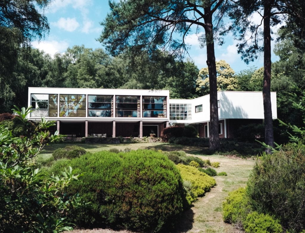 Home wood modernist garde and house over a pool